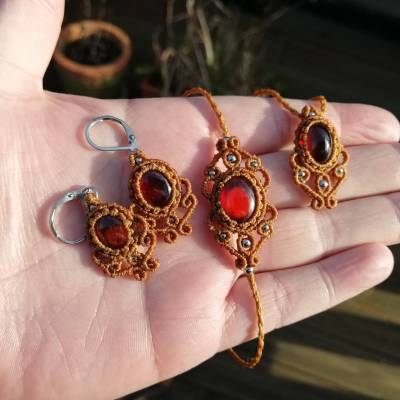 Makramee Schmuckset mit Granat aus Halskette, Armband und Ohrringen