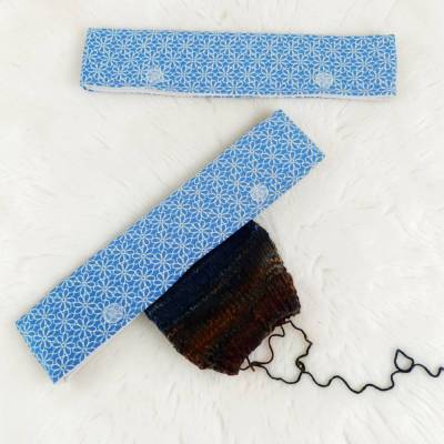 Nadelspiel Halterung blau geblümt – Sicherer Schutz für 15-20 cm Nadelspiel aus Baumwolle