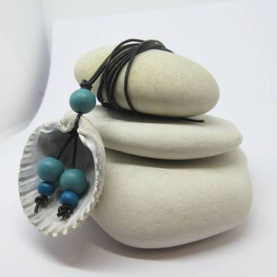 Muschelkette mit blauen Holzperlen am Lederband,  Muschelschmuck mit Meerliebe