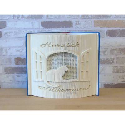 Gefaltetes Buch – Herzlich Willkommen mit Katze am Fenster | Buchkunst Geschenk Deko