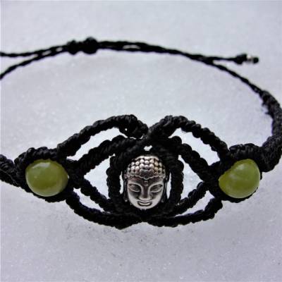 Makramee Armband "Innere Balance" in schwarz mit Lizardit-Perlen und Messing-Anhänger