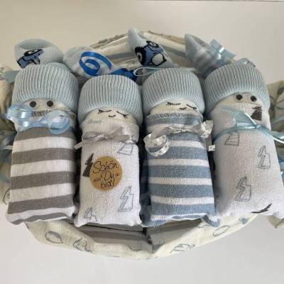 Windeltorte Junge: 4 Windelbabys im Tuch