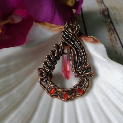 Pinker Quarzkristall (Regebogen) in einer Antik Kupfer Drahtfassung mit roten Facetten Perlen/Halskette im Boho Look