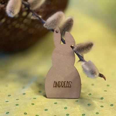 Personalisierter Osterhase – Geschenkanhänger aus Holz aus der Werkstatt am See