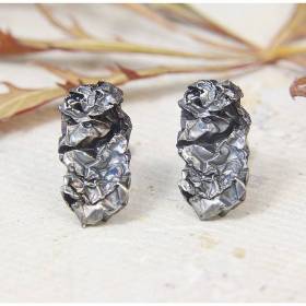 Kleine Ohrstecker aus geschwärztem Silber 925/-, Zerknittert
