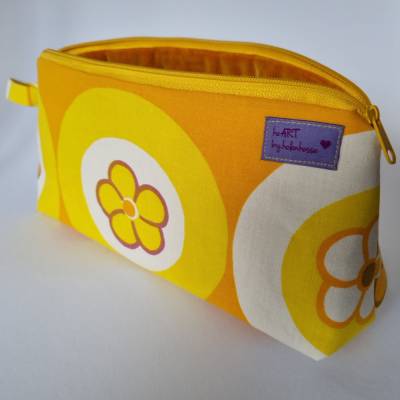 Kosmetiktasche *Vintage-Stoff 70er - 1 Blume* Größe M, in orange-gelb-weiß von he-ART by helen hesse
