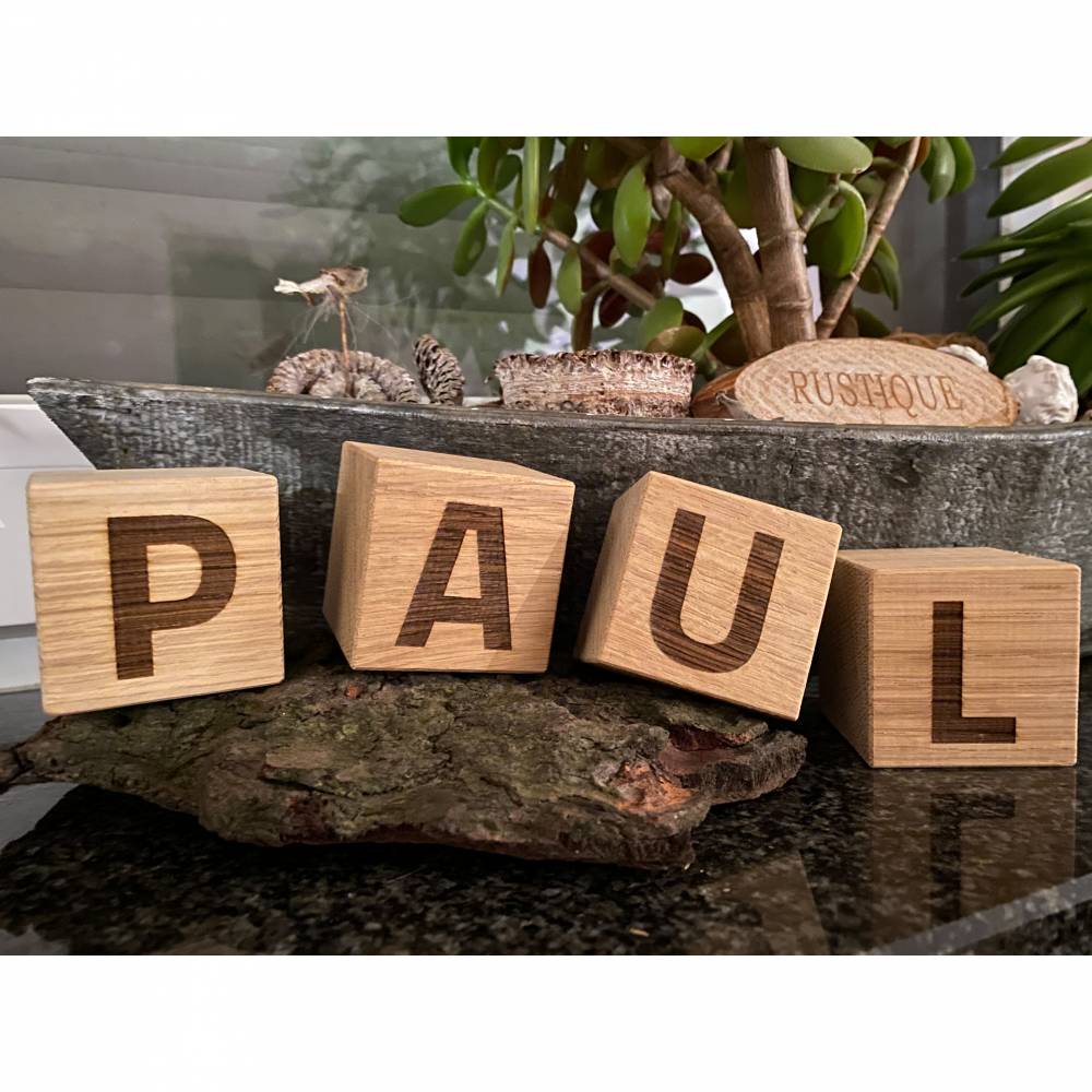 Buchstaben und Zahlen: Würfel aus Holz zur Geburt, Taufe oder Dekoration