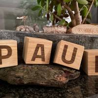 Buchstaben und Zahlen: Würfel aus Holz zur Geburt, Taufe oder Dekoration