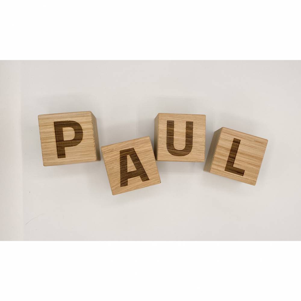 Buchstaben und Zahlen: Würfel aus Holz zur Geburt, Taufe oder Dekoration