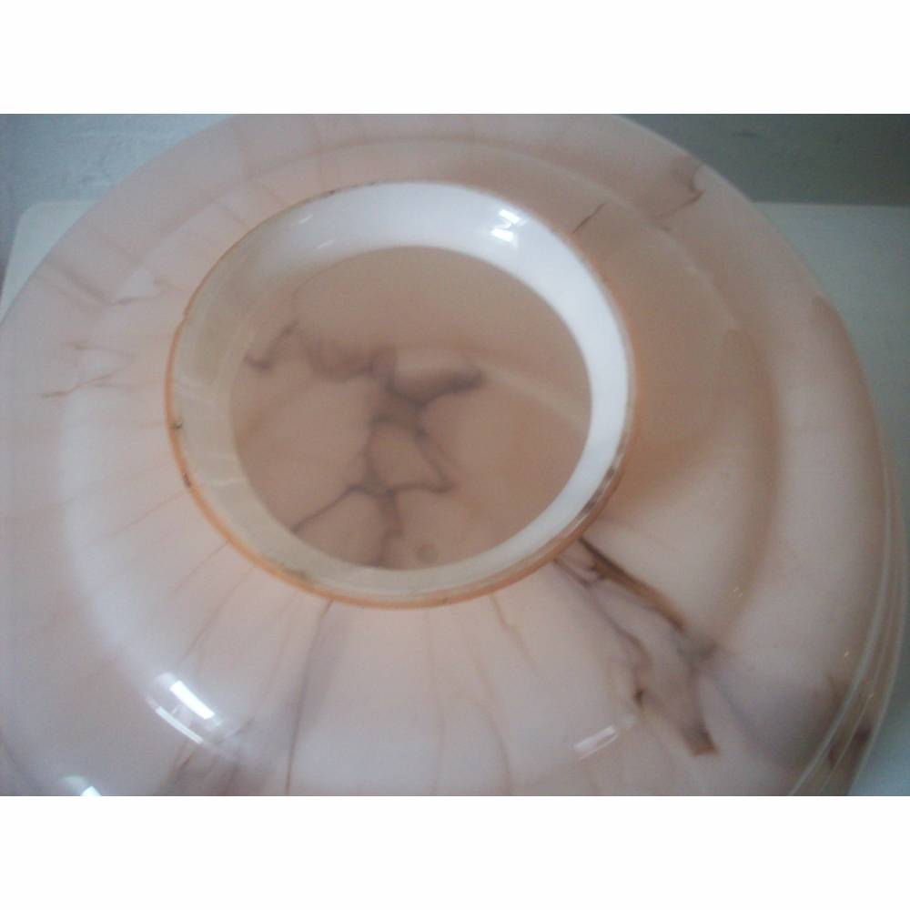 alter Lampenschirm aus rosa Glas