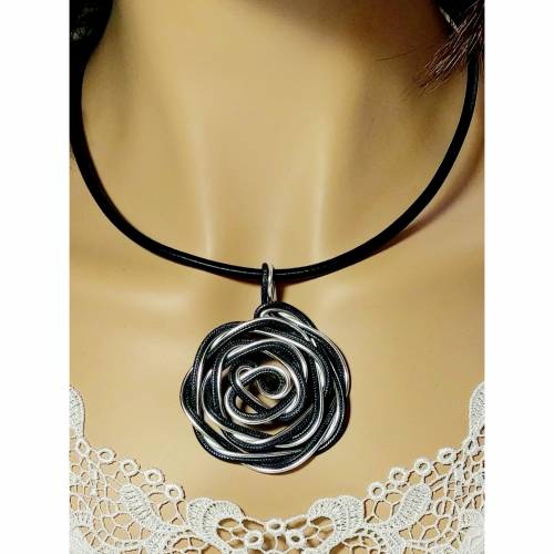 Halskette aus Rindsleder mit Rosenanhänger