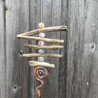 Treibholz  Girlande Windspiel Schmuckkeramik, Regenkette, bunt, Wollknäuel