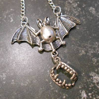 Fledermaus Collier mit Gebiss versilbert 45 cm 
