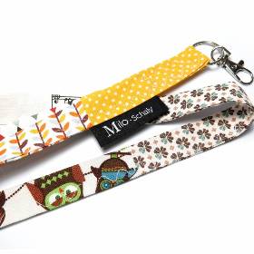 Schlüsselband lang mit Karabiner Patchwork Schlüsselanhänger Einzelstück gelb beige braun Eulen Punkte Kleeblätter Noten