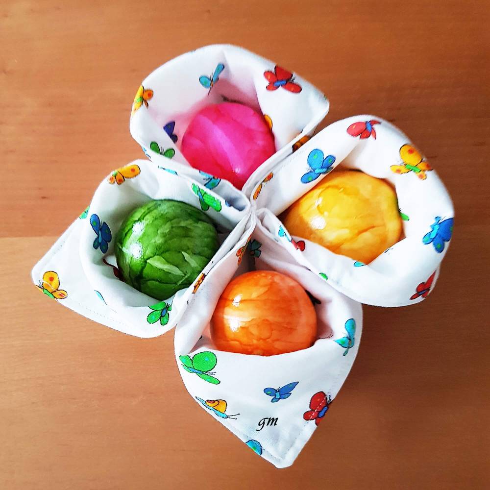 Frühlingshaftes Platzdeckchen mit bunten Schmetterlingen & Eierwärmer für 4 Eier – Das perfekte Oster- und Ganzjahres-Set