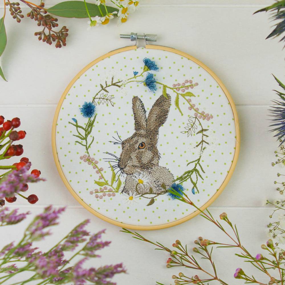 Stickdatei Hase mit Wildblumenkranz Bild 1