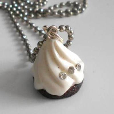 Kawaii Sahnehäubchen Halskette mit Funkelsteinchen – Süßer Schmuck aus Resin