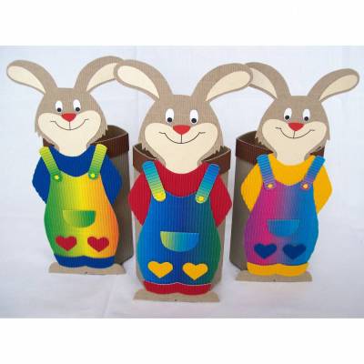 Hasenkind mit Geschenkbox als Osterkörbchen, Osternest, Frühlingsdeko, Osterhase aus Wellpappe, Verpackung für Geschenke