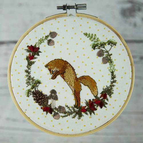 Stickdatei Fuchs im Hagebuttenkranz