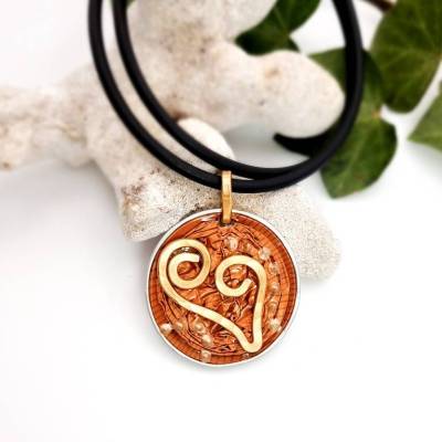 Upcycling Kettenanhänger hellbraune Kaffeekapsel mit goldenem Herz