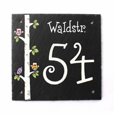 Personalisierte Schiefer Hausnummer mit Birkenstamm, Eule & Vogel – Handbemalt & Wetterfest