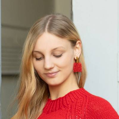 dunkelrote Quadrate – Damen-Ohrschmuck patentgehäkelt aus Draht von bcd manufaktur