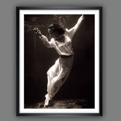 Modefotografie - Fashion Underwater -  Fineartprint gerahmter Kunstdruck Wandbild 54 x 69 cm - Schwarz Weiß Fotografie