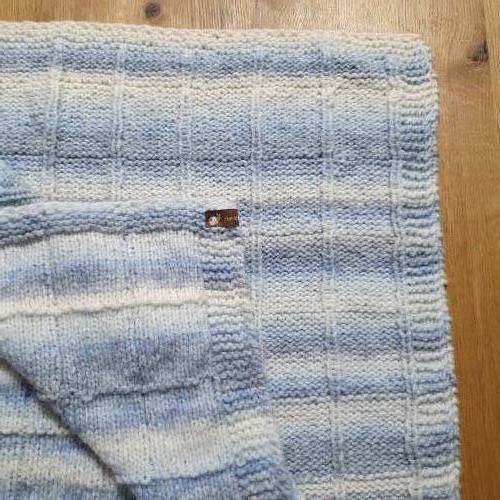 Babydecke, graublau im Verlauf und weiß, kuschlig, warm, weich 