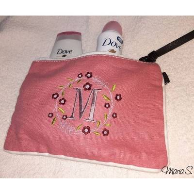 Monogramm  *  M  *  im Frühlings atemberaubendem Blumenkranz - Stickdateien in 5 Größen