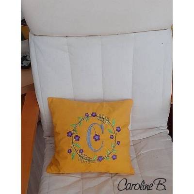 Monogramm  *  C  *  im Frühlings atemberaubendem Blumenkranz - Stickdateien in 5 Größen