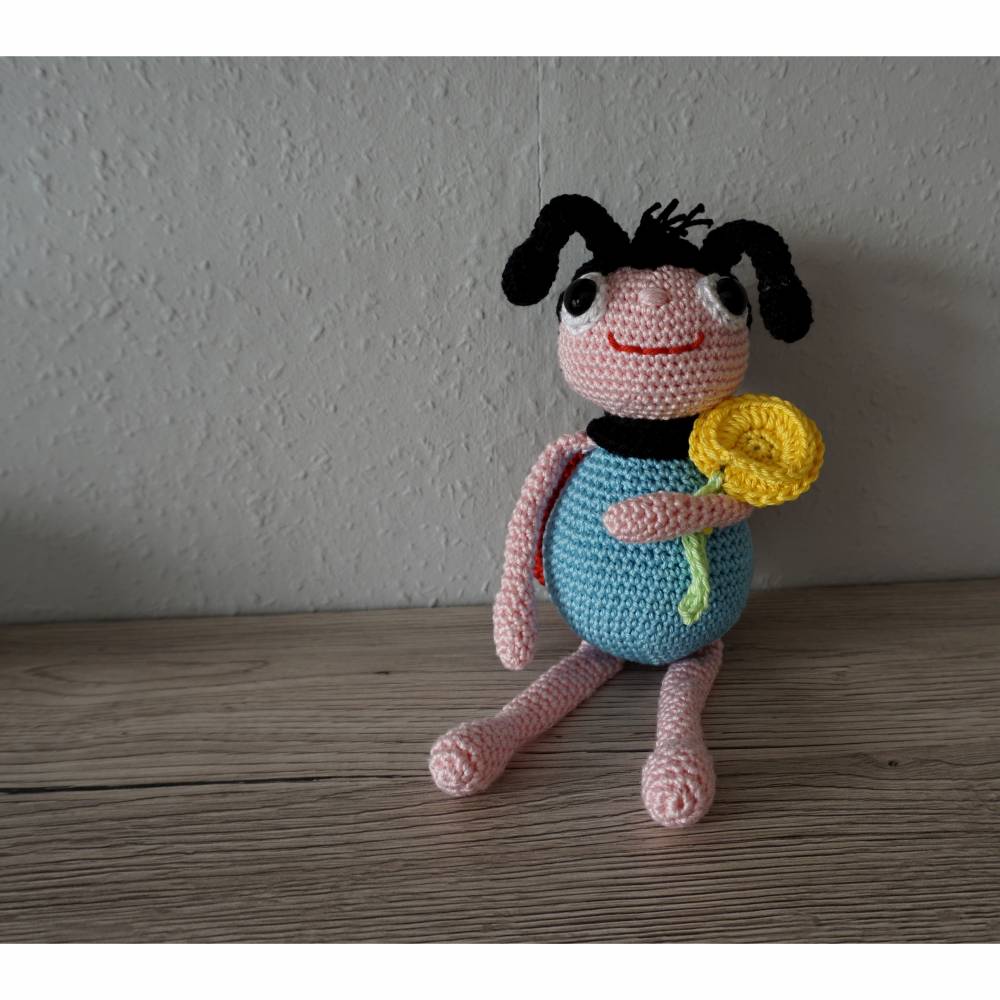 Häkelanleitung für den Marienkäfer Max mit Blume! Bild 2