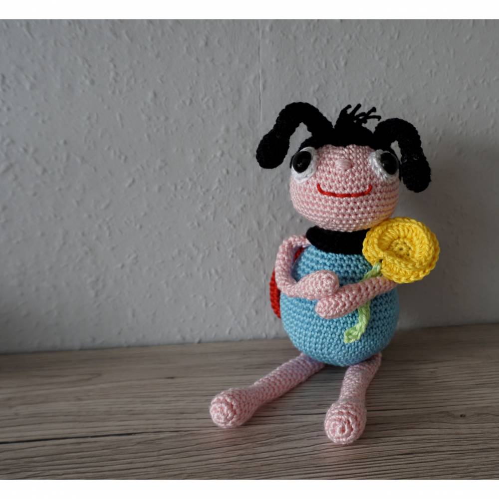 Häkelanleitung für den Marienkäfer Max mit Blume! Bild 3