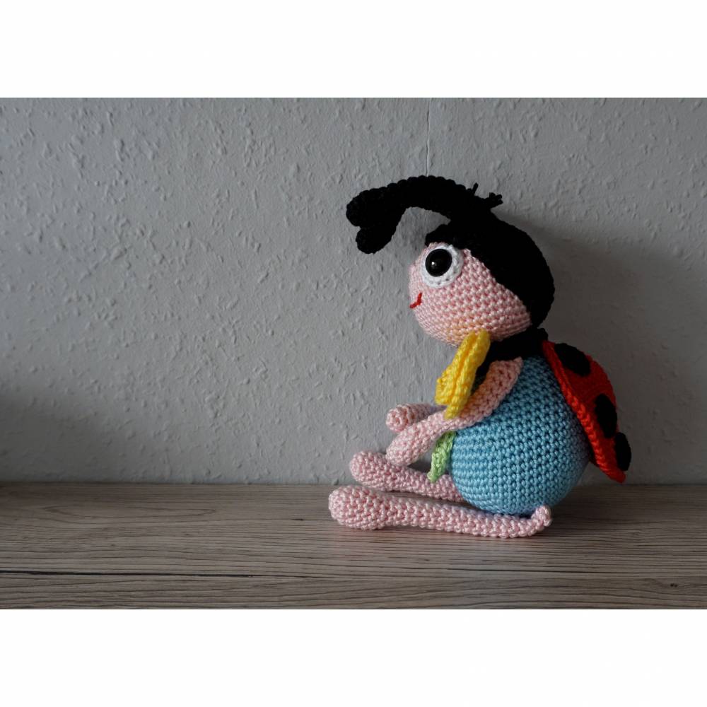 Häkelanleitung für den Marienkäfer Max mit Blume! Bild 4