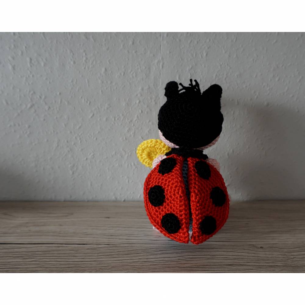 Häkelanleitung für den Marienkäfer Max mit Blume! Bild 5
