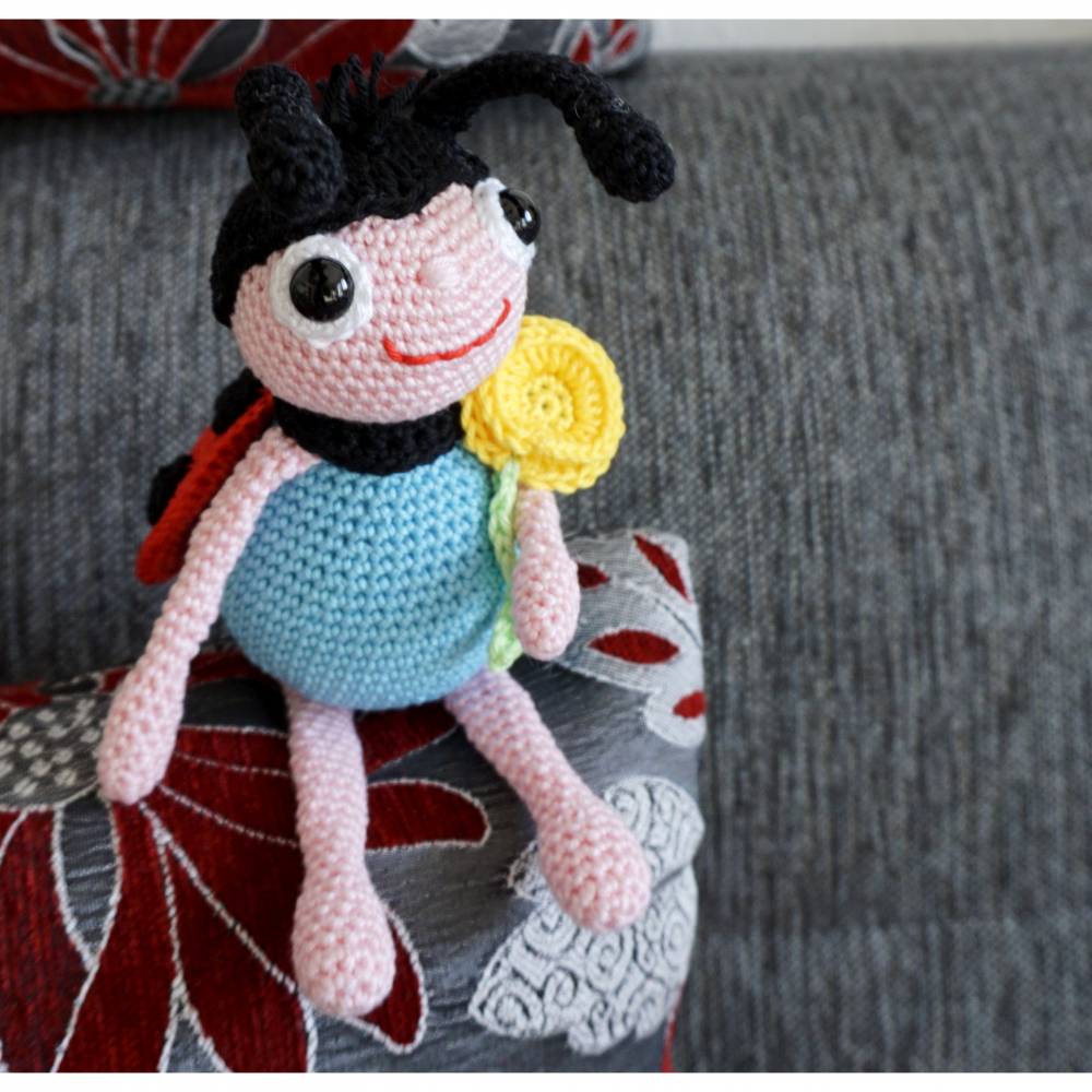 Häkelanleitung für den Marienkäfer Max mit Blume! Bild 6