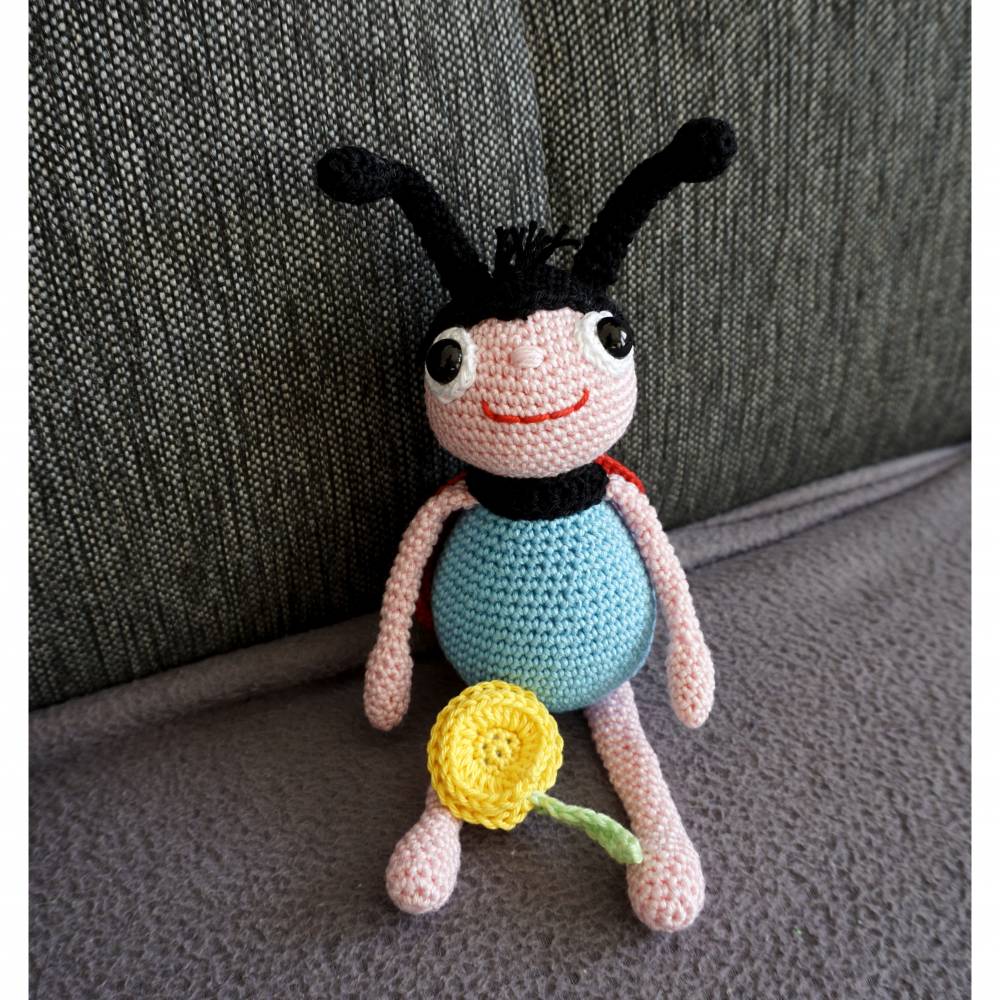 Häkelanleitung für den Marienkäfer Max mit Blume! Bild 8