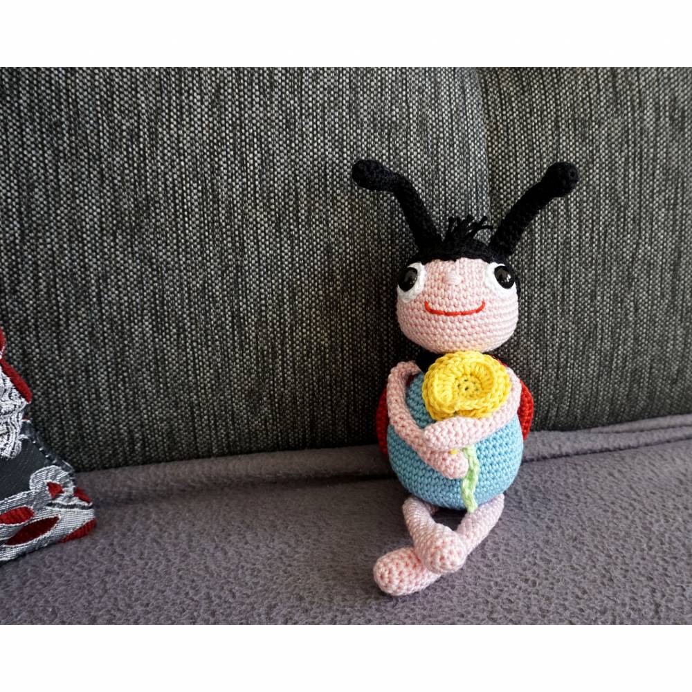 Häkelanleitung für den Marienkäfer Max mit Blume! Bild 9