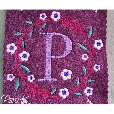 Monogramm  *  P  *  im Frühlings atemberaubendem Blumenkranz - Stickdateien in 5 Größen