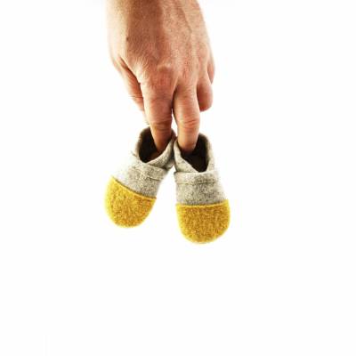Hausschuhe für Kinder aus Wollfilz mit senffarbener Kappe und einer Sohle aus pflanzlich gegerbtem Leder 