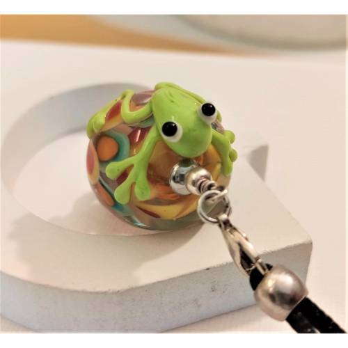 Frosch auf Blumenperle