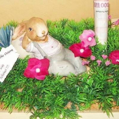 Osterhase im Gras als Geschenkdekoration – Geldgeschenk Ostern – Ostereier Deko – Tischdeko Hase mit Wunschtext