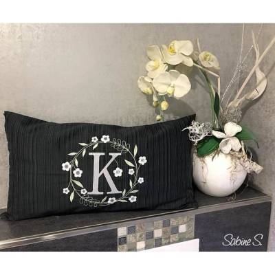 Monogramm  *  K  *  im Frühlings atemberaubendem Blumenkranz - Stickdateien in 5 Größen