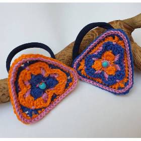 2 Haargummis mit dreieckigem Häkelmotiv