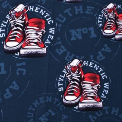 Sweat French Terry Stoff – Rote Turnschuhe auf Blau, Meterware für Hoody, Kleider & Männerstoffe nähen