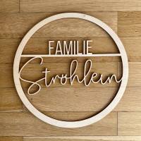 Personalisierter Türkranz aus Holz mit Familiennamen – Filigranes Design aus Birkensperrholz