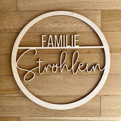 Personalisierter Türkranz aus Holz mit Familiennamen – Filigranes Design aus Birkensperrholz