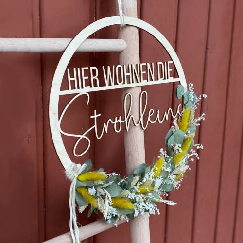 Personalisierter Türkranz aus Holz mit Familiennamen – Filigranes Design für deine Haustür