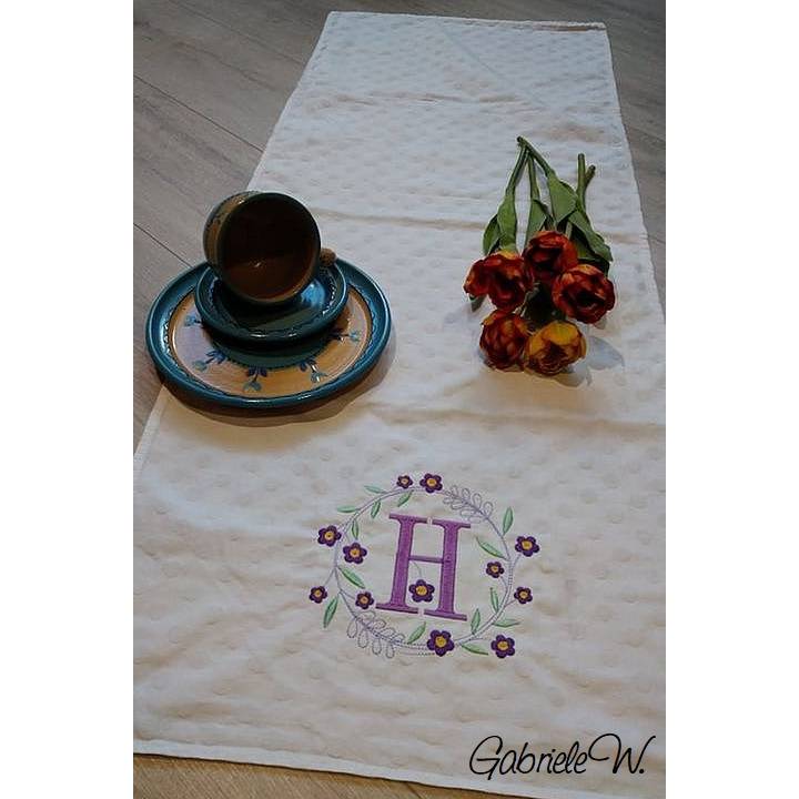 Monogramm  *  H  *  im Frühlings atemberaubendem Blumenkranz - Stickdateien in 5 Größen Bild 1