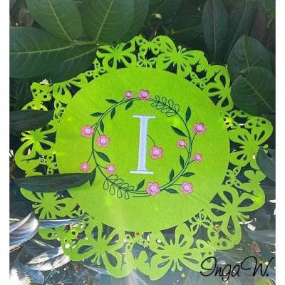 Monogramm  *  I  *  im Frühlings atemberaubendem Blumenkranz - Stickdateien in 5 Größen