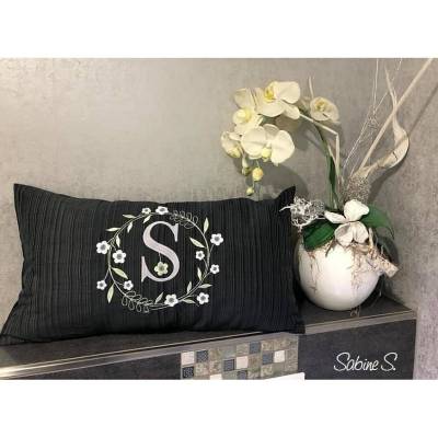 Monogramm  *  S  *  im Frühlings atemberaubendem Blumenkranz - Stickdateien in 5 Größen